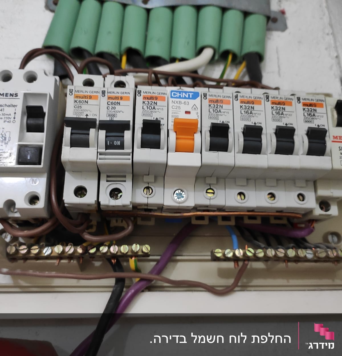 לוח חשמל עם מפסקים וחוטי חשמל